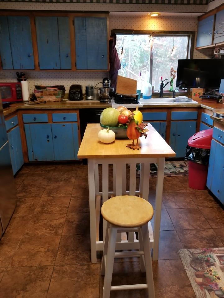 555 West Harbeck Road Grants Pass, OR 97527 - Photo 5 of 16 Kitchen