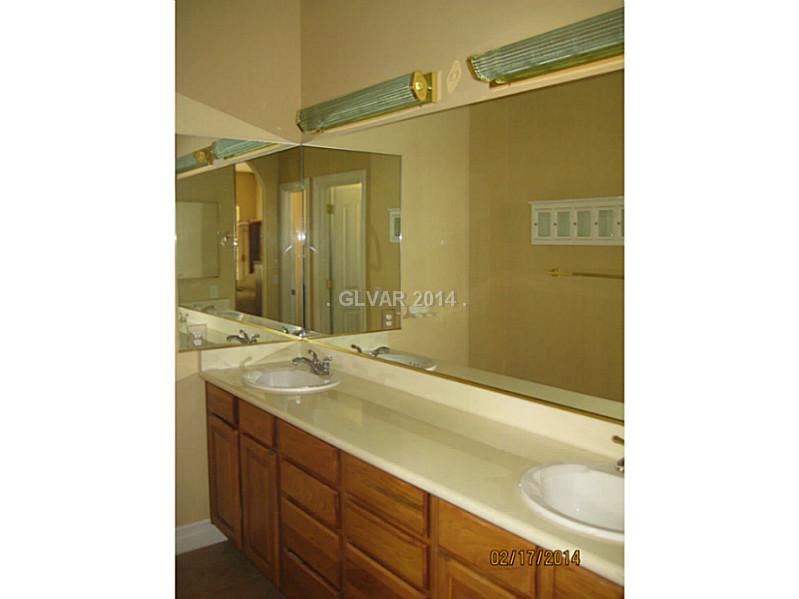 912 Rhyolite Terrace Henderson, NV 89011 - Photo 12 of 24 Master Bath/Spa.