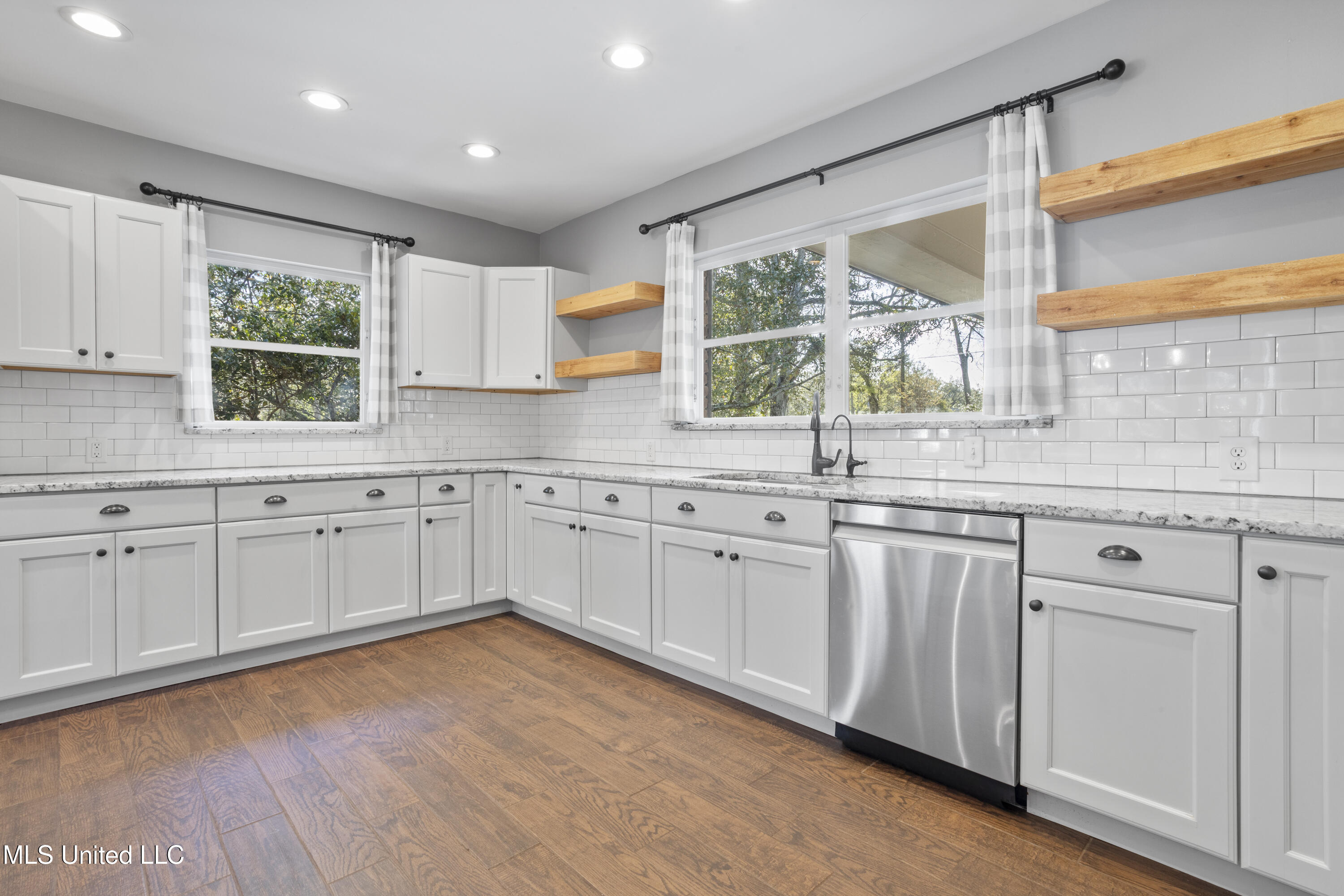 13500 Pine Road Ocean Springs, MS 39564 - Photo 17 of 48 018