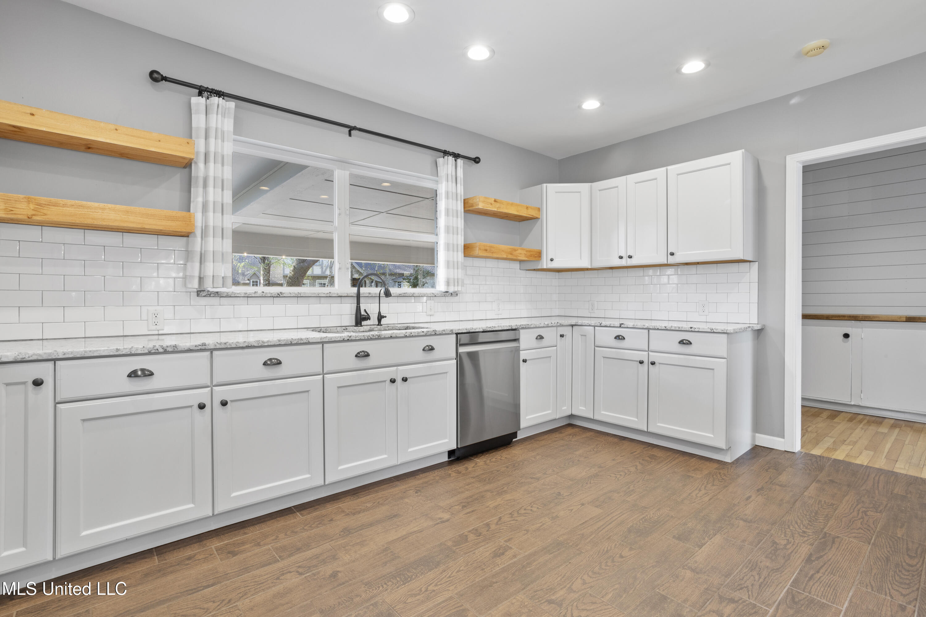 13500 Pine Road Ocean Springs, MS 39564 - Photo 18 of 48 019