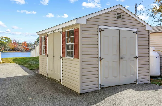 a view of a house with backyard