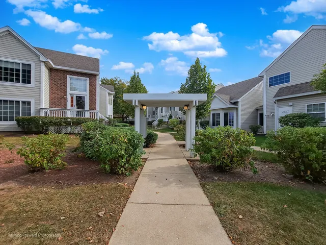 $2,600 | 372 Windsong Court, Bolingbrook, IL 60440