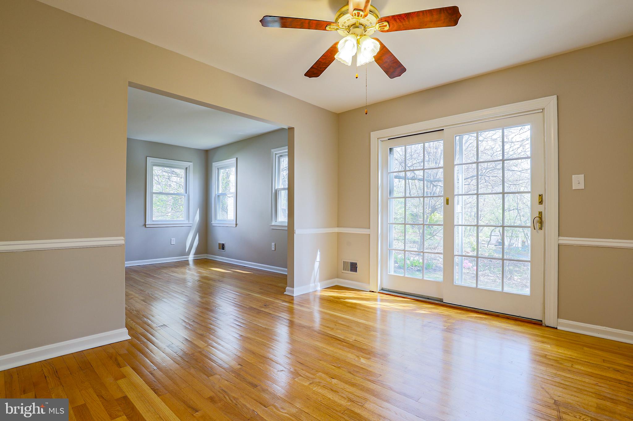 319 Summit Hall Road Gaithersburg, MD 20877 - Photo 13 of 58 Eating area looks on to formal dining room!