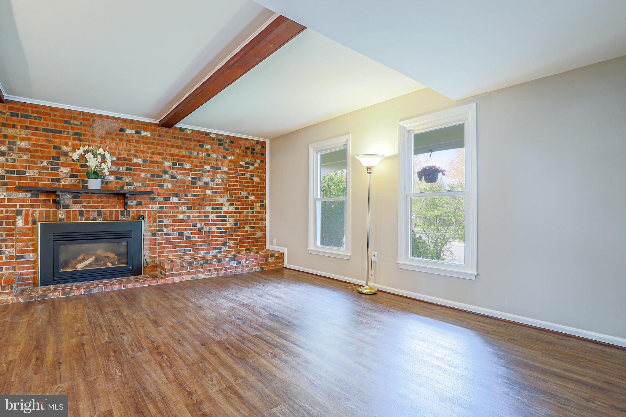 319 Summit Hall Road Gaithersburg, MD 20877 - Photo 24 of 58 Living room showcasing size and usability!