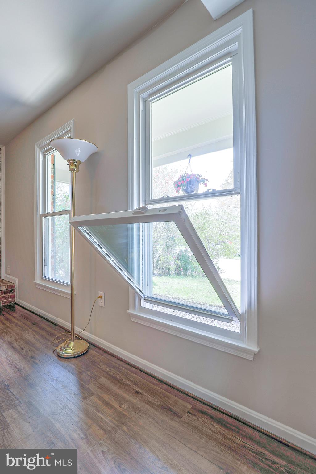 319 Summit Hall Road Gaithersburg, MD 20877 - Photo 26 of 58 Like new tilt in windows for easy cleaning!