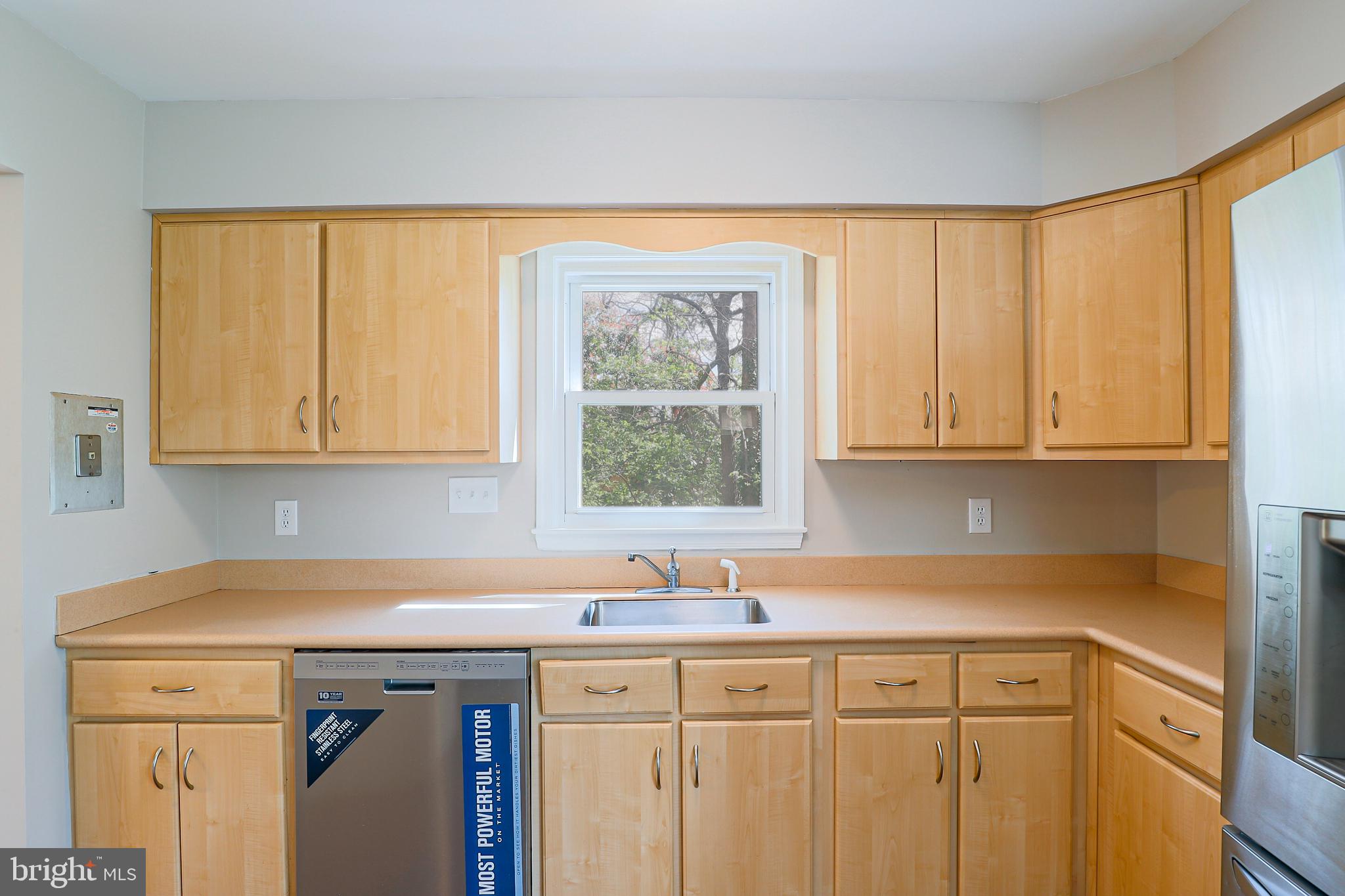 319 Summit Hall Road Gaithersburg, MD 20877 - Photo 5 of 58 Cook and entertain with plenty of counterspace!