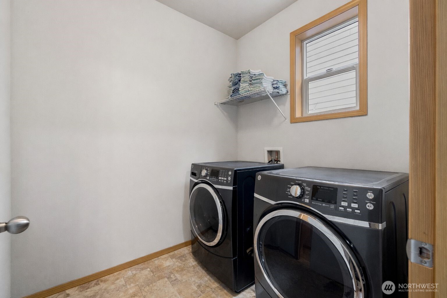 1537 East Gateway Heights Loop Sedro-Woolley, WA 98284 - Photo 9 of 23 a utility room with dryer and washer