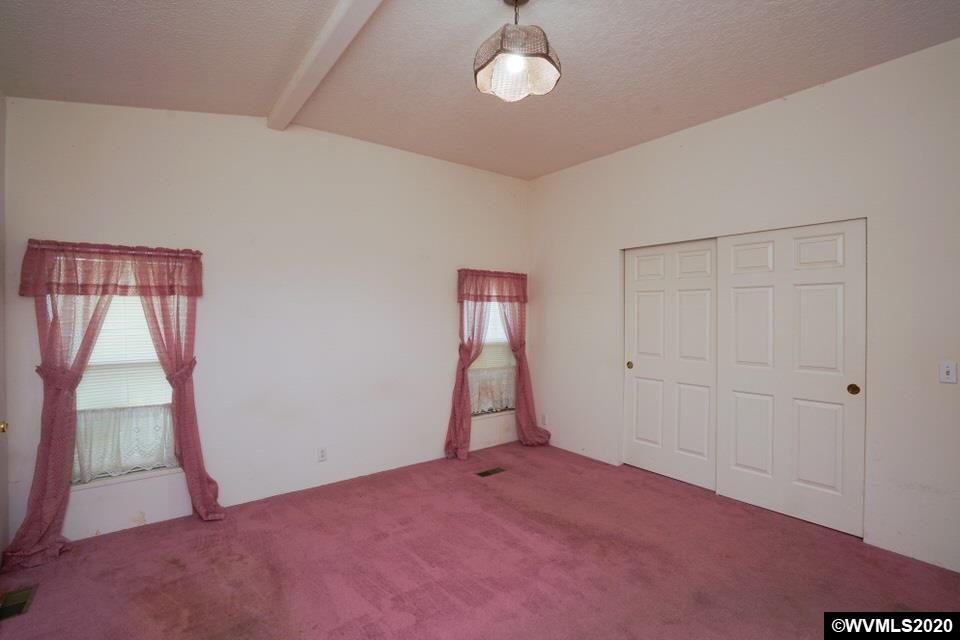 17265 Butler Hill Road Dallas, OR 97338 - Photo 18 of 38 an empty room with a window