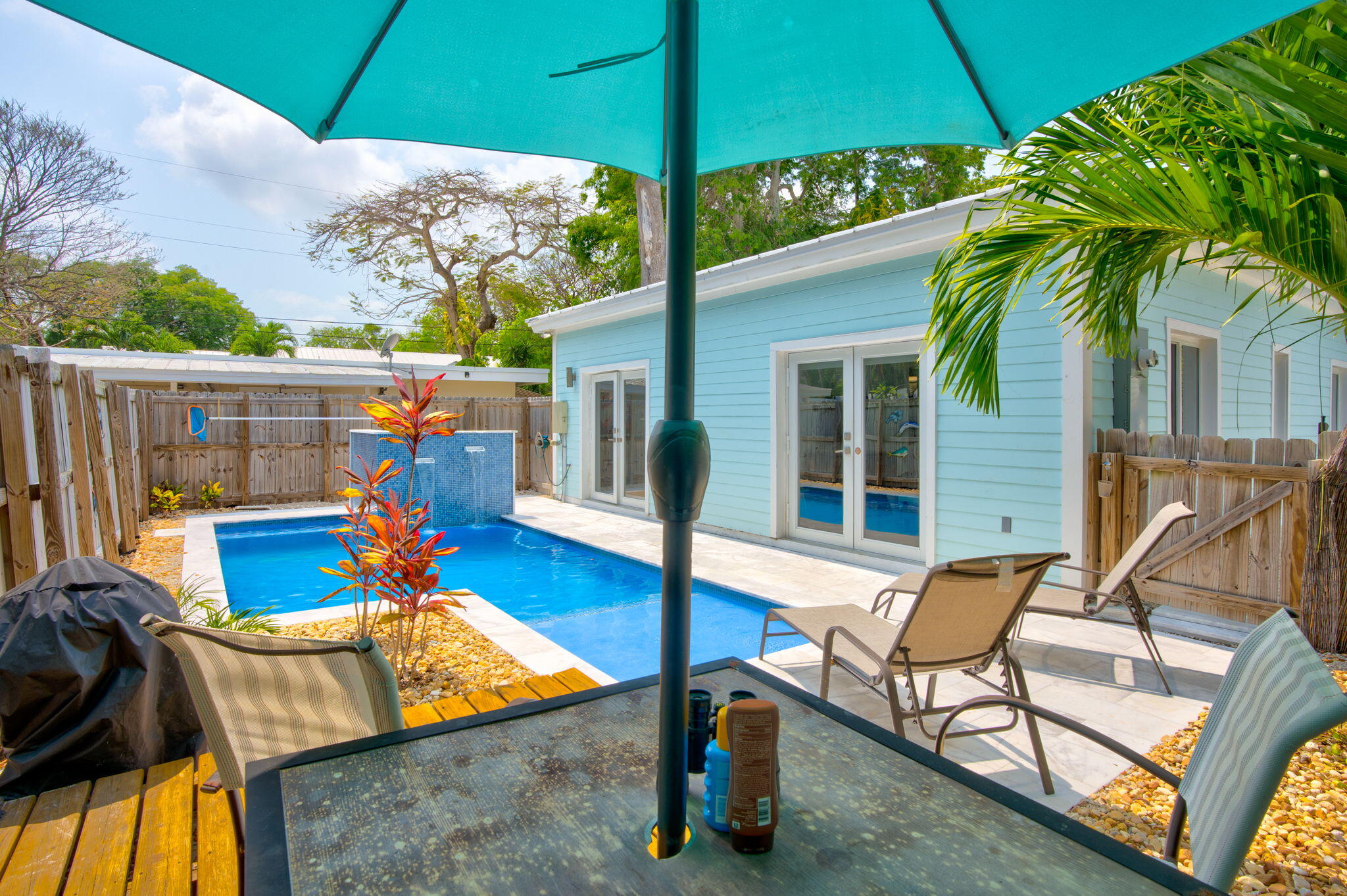 a view of an outdoor sitting area with furniture