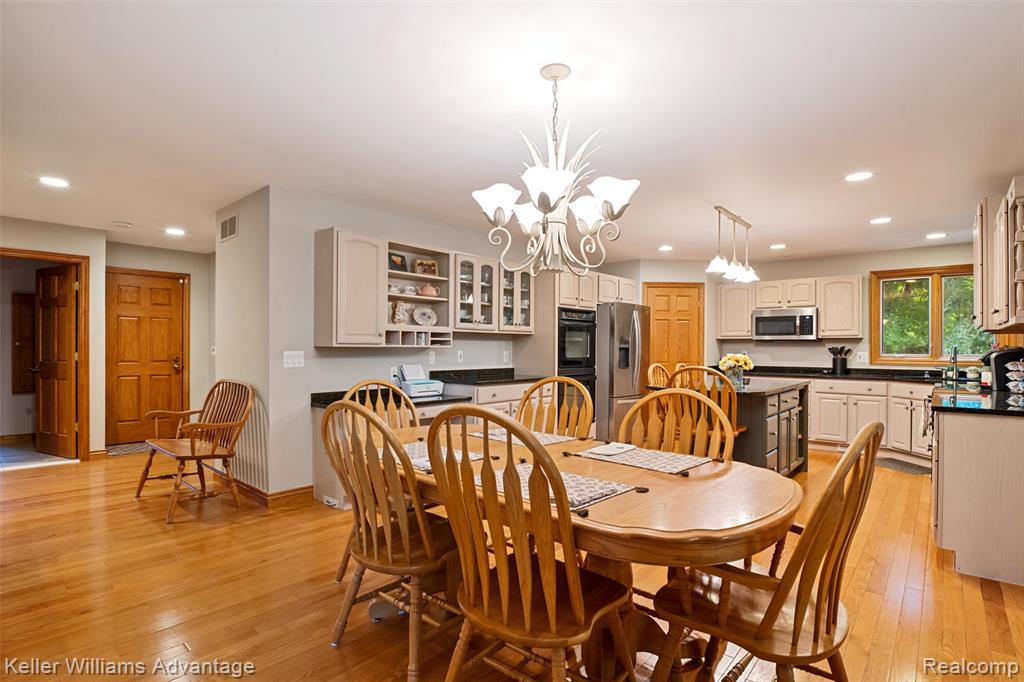 30489 Munger Livonia, MI 48154 - Photo 21 of 59 Gallery Image 21