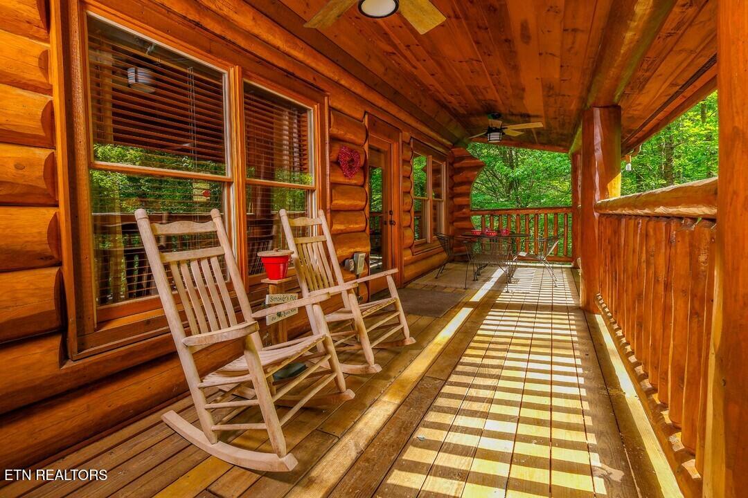 2910 Piney Ridge Way Sevierville, TN 37862 - Photo 3 of 35 Bearly Lovers Porch