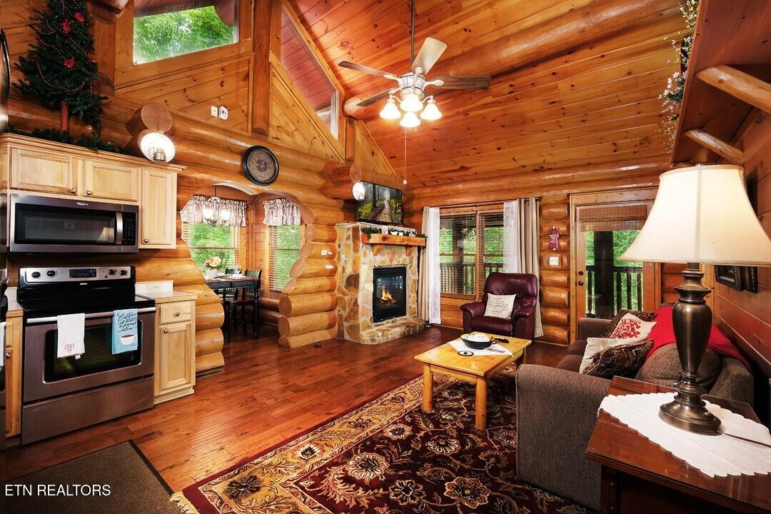 2910 Piney Ridge Way Sevierville, TN 37862 - Photo 7 of 35 Bearly Lovers Living Room