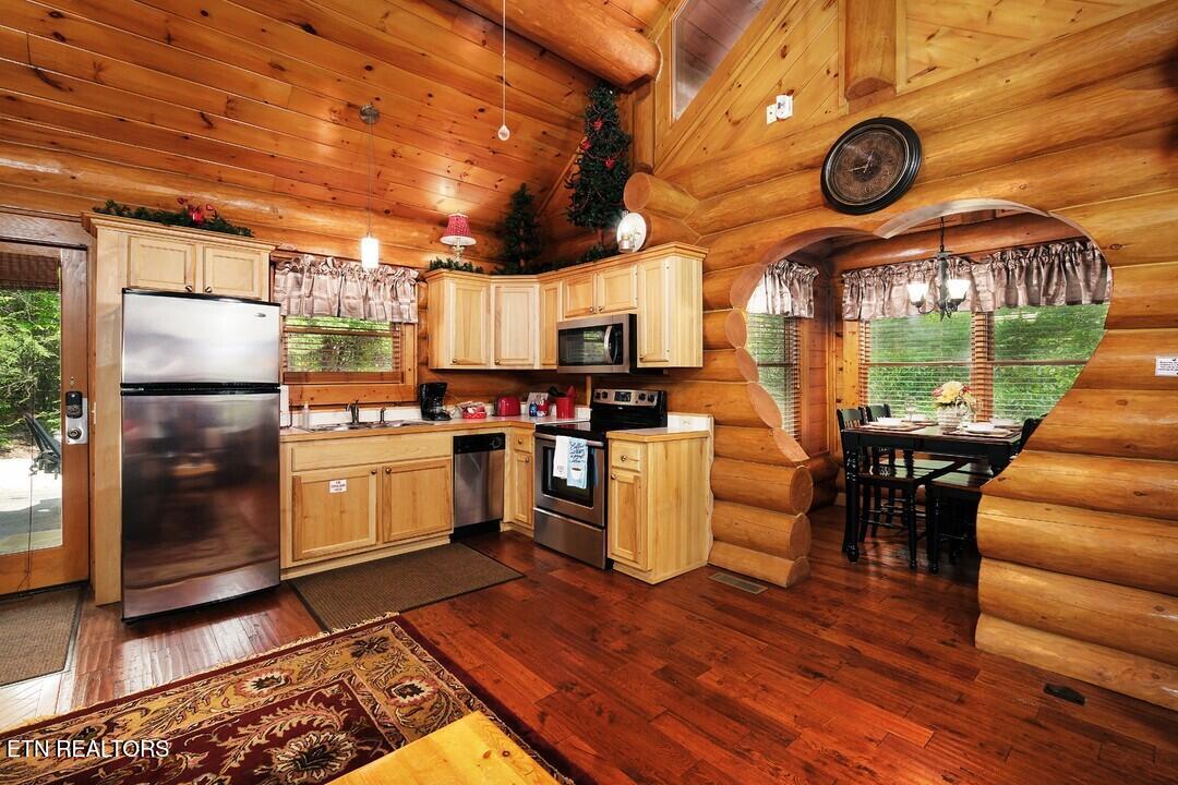 2910 Piney Ridge Way Sevierville, TN 37862 - Photo 8 of 35 Bearly Lovers looking into Dining Room