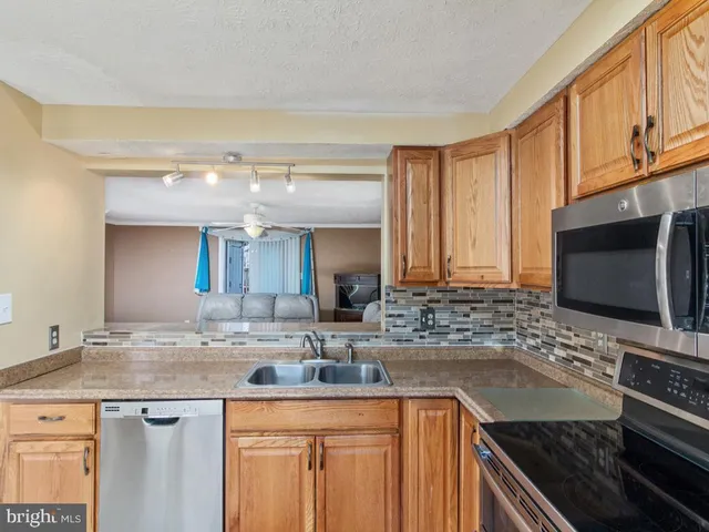 $3,155 | 18 Ivy Oak Court, Gaithersburg, MD 20877