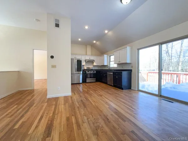 $3,325 | 2 Fieldstone Drive, New Paltz, NY 12561