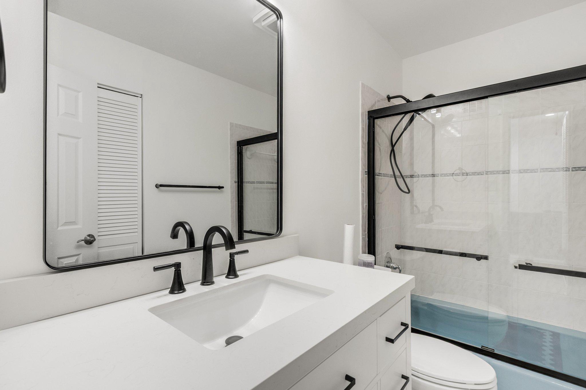 9307 Hood Road Manassas, VA 20110 - Photo 14 of 17 Upstairs Full bathroom with elegant finishes.