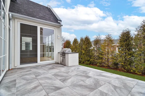 a view of a house with backyard and garden