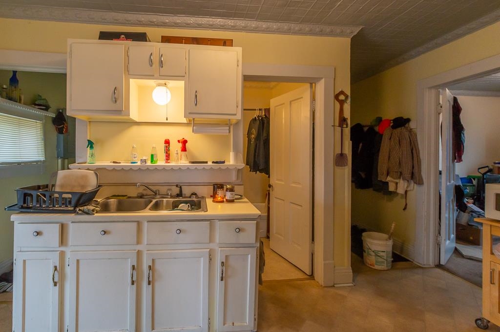 318 6th Avenue Rochelle, IL 61068 - Photo 8 of 11 a bathroom with a sink toilet and shower