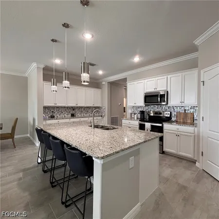 $3,200 | 4028 East Hampton Circle, Fort Myers, FL 33905