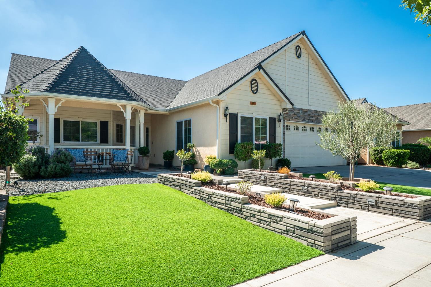 437 East Stanley Avenue Reedley, CA 93654 - Photo 2 of 30