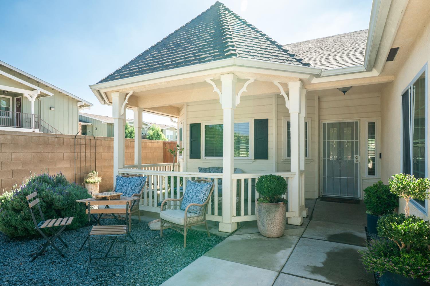 437 East Stanley Avenue Reedley, CA 93654 - Photo 4 of 30