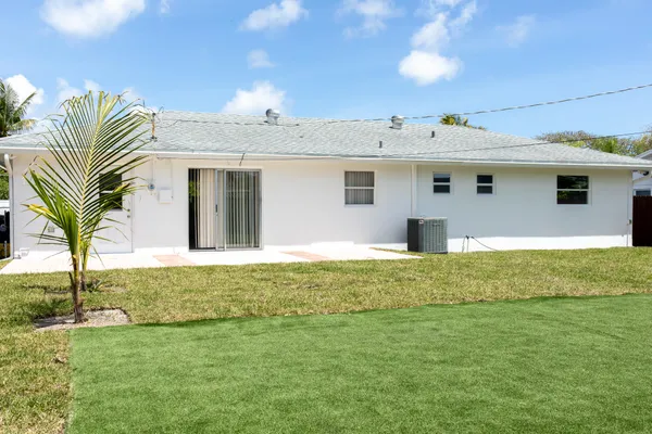 $549,000 | 3360 Sapphire Road, Lake Worth, FL 33462