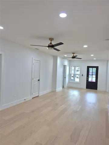 a view of a livingroom and a ceiling fan