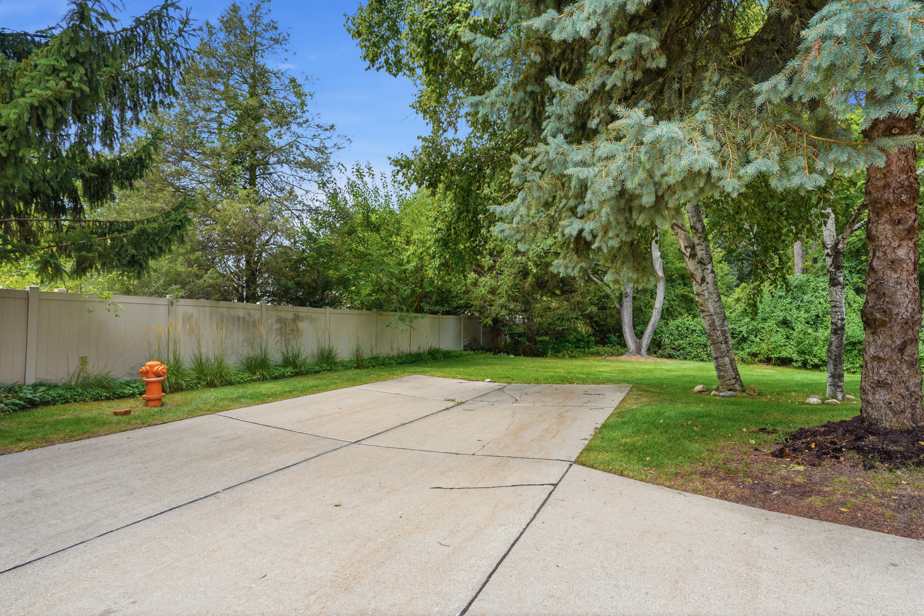 240 Pine Tree Ridge, Unit 4 Waterford, MI 48327 - Photo 27 of 33 240 Pine Tree - Unit 4-35