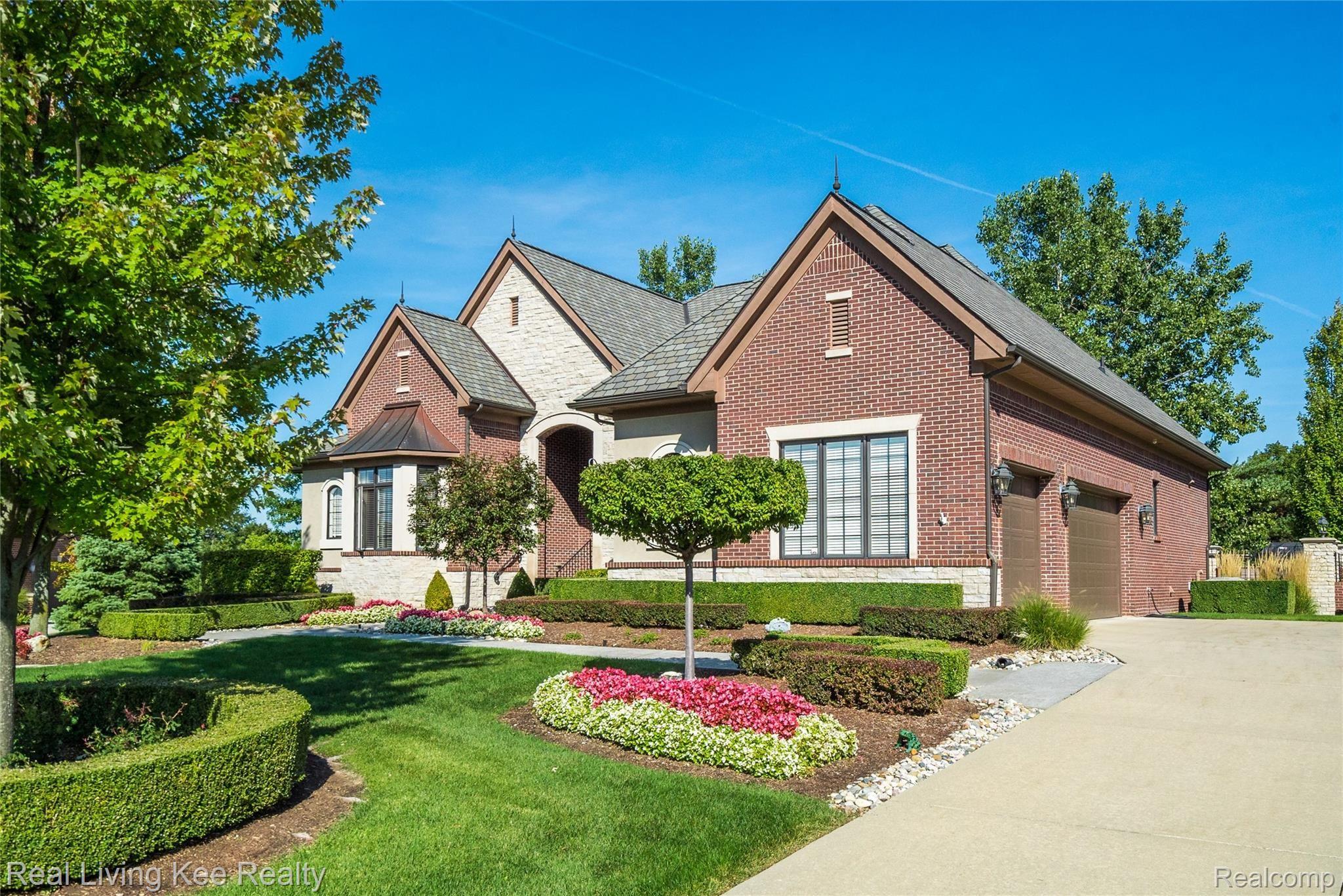 563 Wellington Circle Rochester, MI 48309 - Photo 3 of 68 Exteriors (3 of 20).jpg