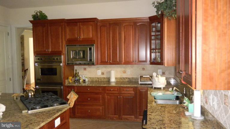 7104 Granberry Way Springfield, VA 22151 - Photo 4 of 10 Kitchen