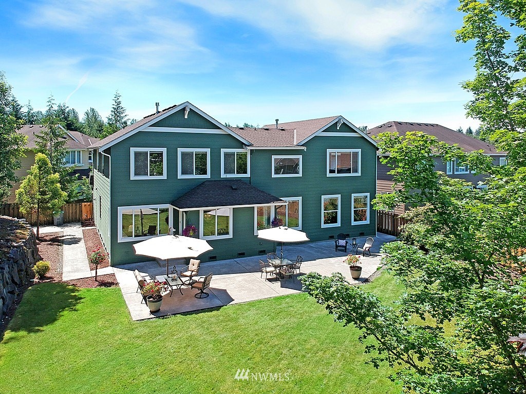 27712 Maple Ridge Way Southeast Maple Valley, WA 98038 - Photo 34 of 36 a front view of a house with a garden