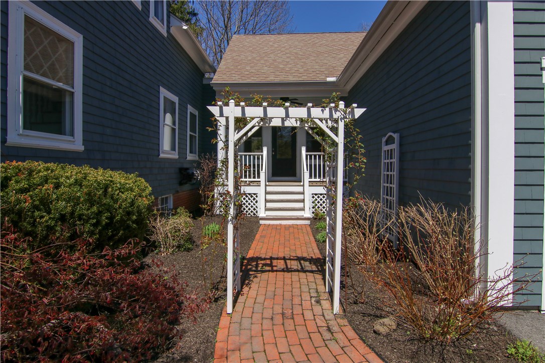 37 Beach Road Bristol, RI 02809 - Photo 3 of 40