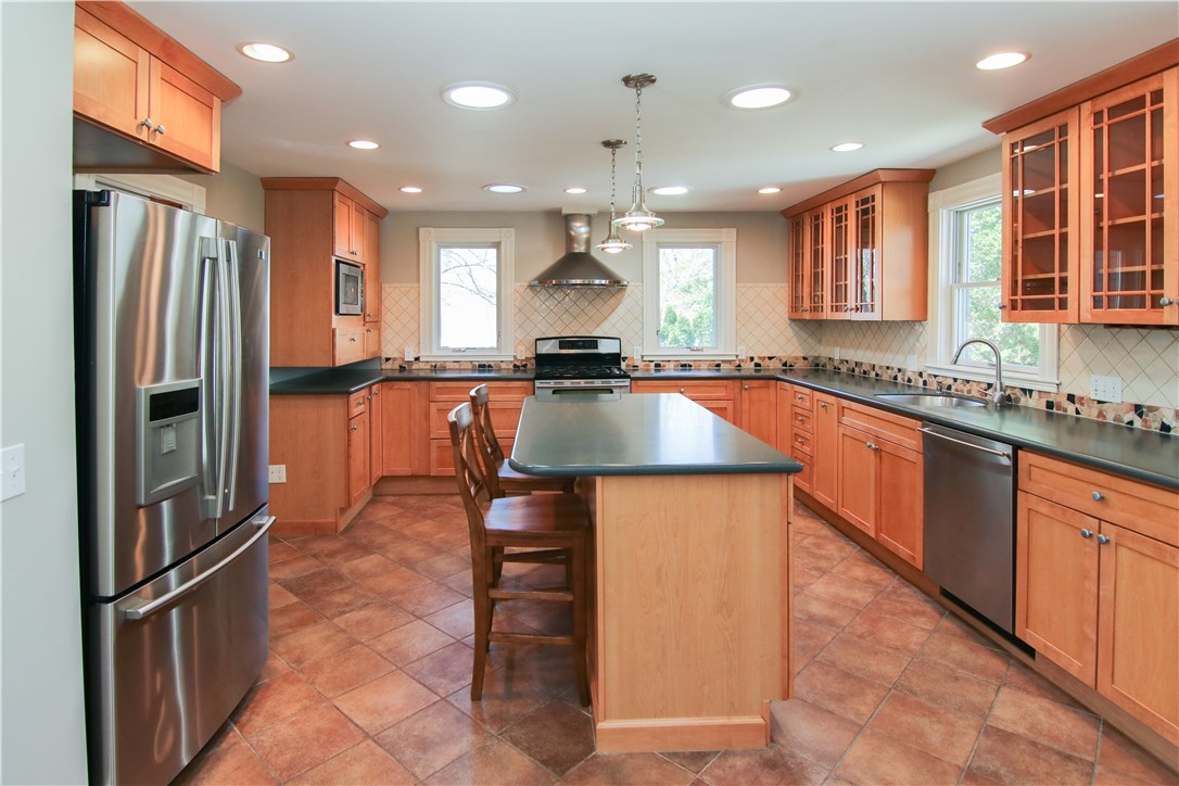 37 Beach Road Bristol, RI 02809 - Photo 7 of 40