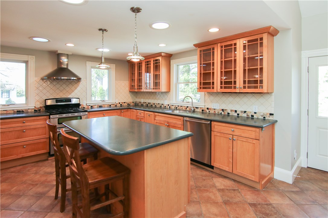 37 Beach Road Bristol, RI 02809 - Photo 8 of 40