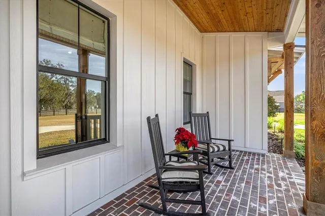 a view of livingroom with furniture