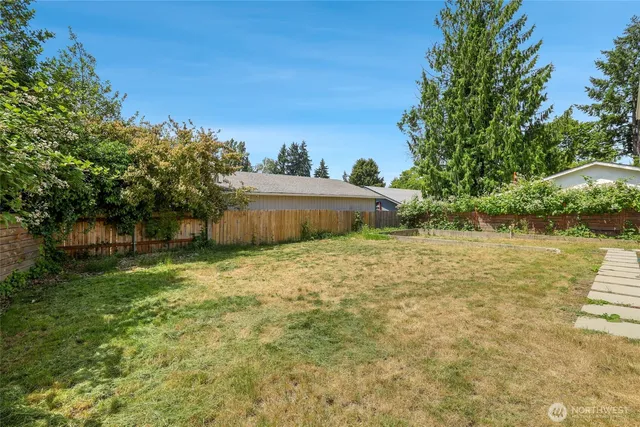 a view of a backyard