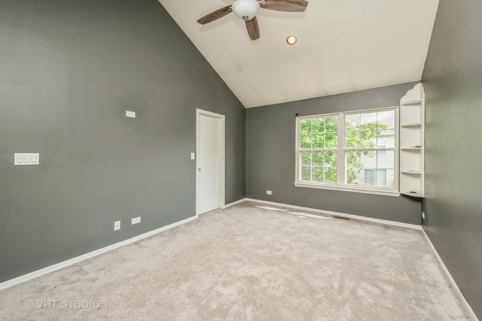 125 Parkview Drive Wauconda, IL 60084 - Photo 8 of 14 an empty room with a window