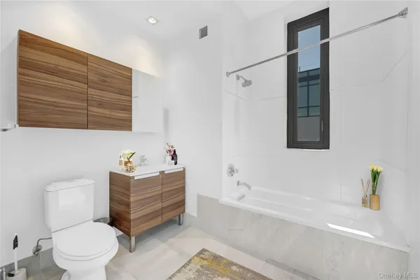 $665,000 | 701 Ridge Hill Boulevard, Unit PHB, Yonkers, NY 10710