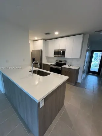 $3,950 | 2511 Pierce Street, Unit 1, Hollywood, FL 33020