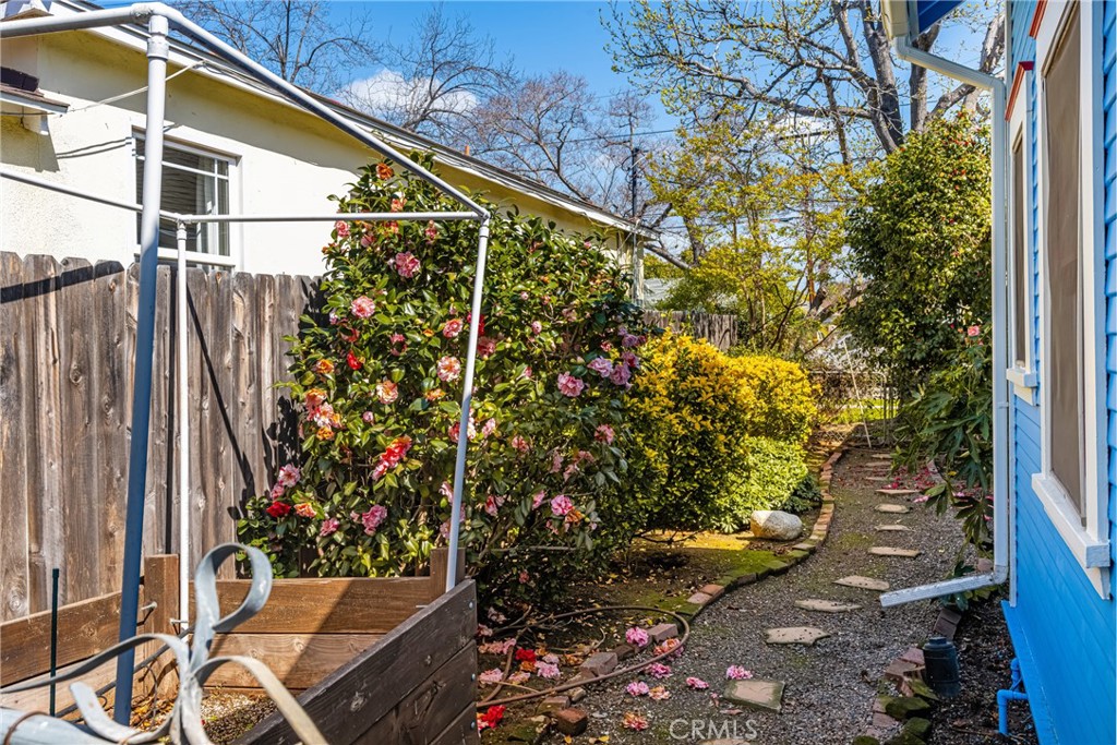 358 North Shaffer Street Orange, CA 92866 - Photo 41 of 45 a view of yard from a balcony