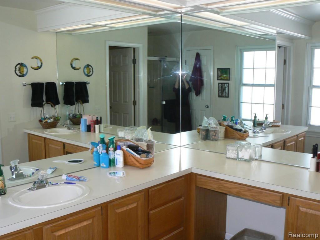 679 Whitney Drive Rochester, MI 48307 - Photo 7 of 10 Master Bath and WIC
