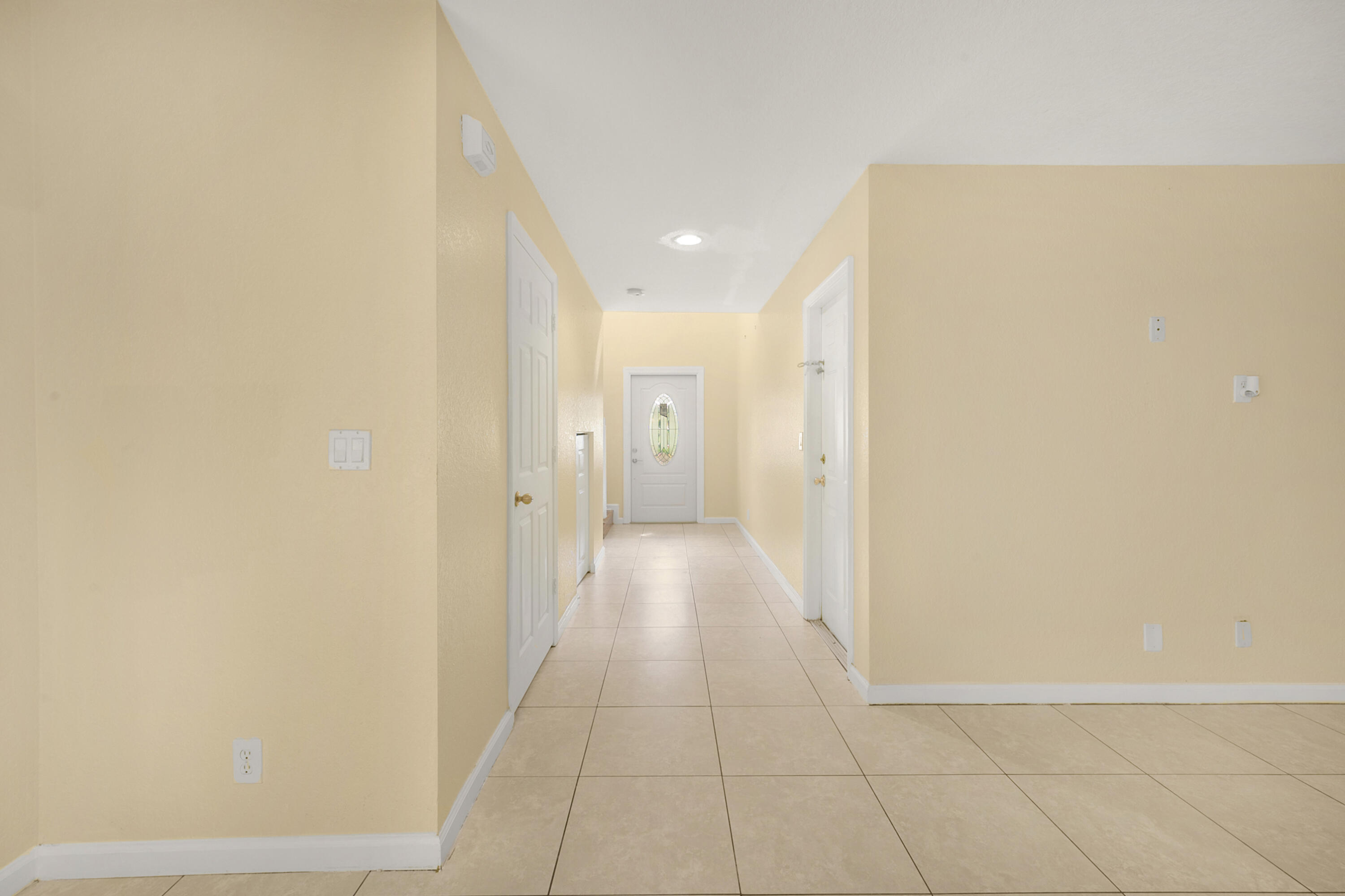 929 Imperial Lake Road West Palm Beach, FL 33413 - Photo 4 of 16 Hall way