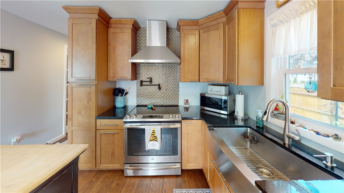 6 Regis Street Coventry, RI 02816 - Photo 3 of 33