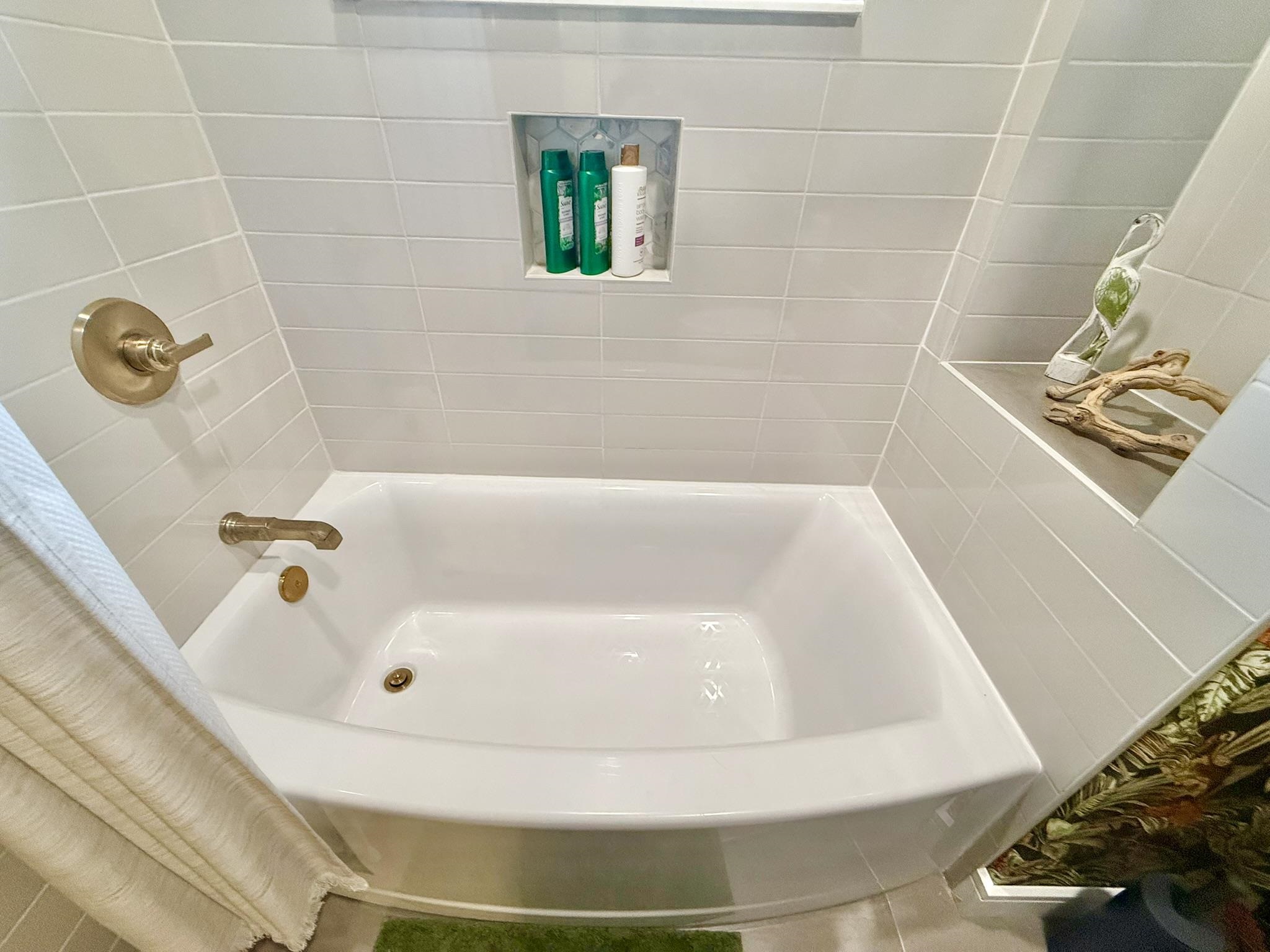 146 Maple Tree Lane Elkton, FL 32033 - Photo 33 of 75 a bathroom with a tub