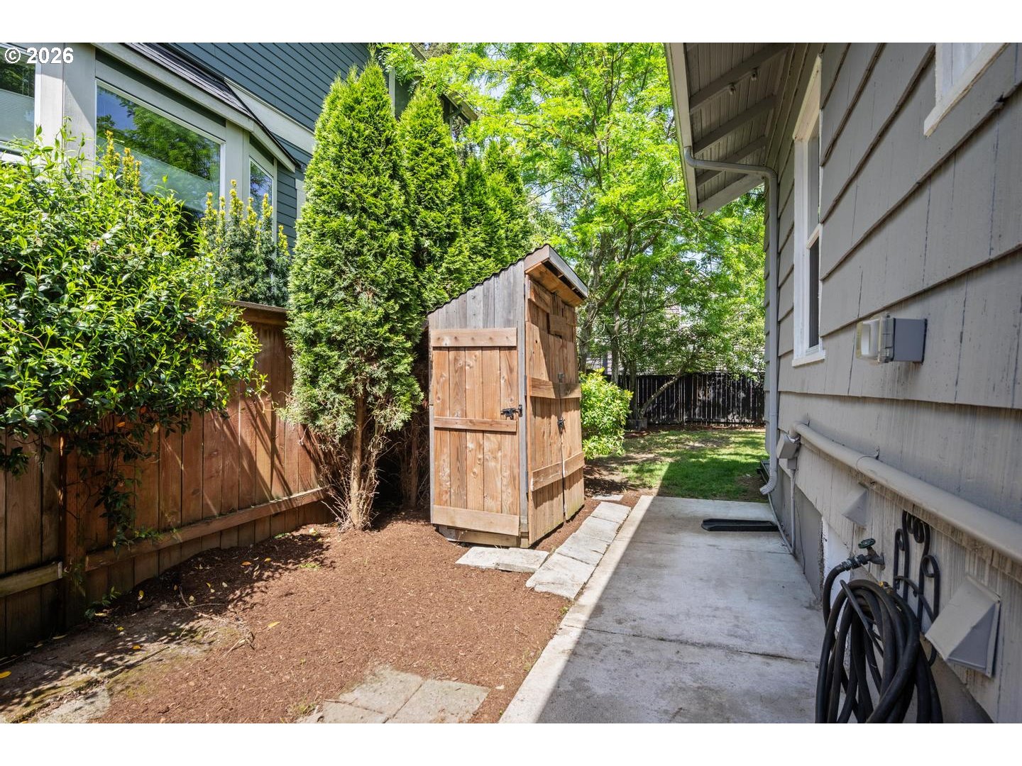 3725 North Baldwin Street Portland, OR 97217 - Photo 38 of 43 a backyard of a house with lots of green space
