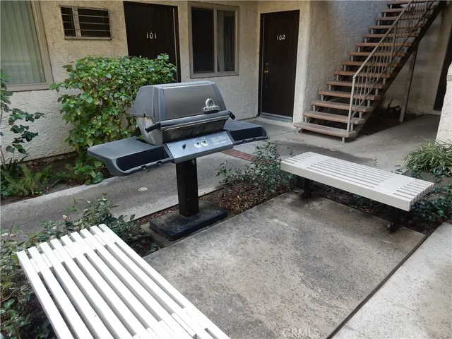$1,850 | 7055 Etiwanda Avenue, Unit 208, Reseda, CA 91335
