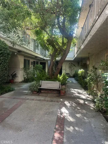 $1,850 | 7055 Etiwanda Avenue, Unit 208, Reseda, CA 91335