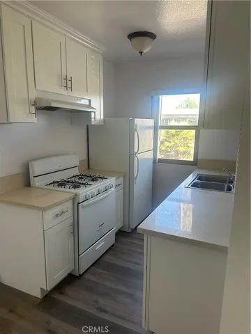 $1,850 | 7055 Etiwanda Avenue, Unit 208, Reseda, CA 91335