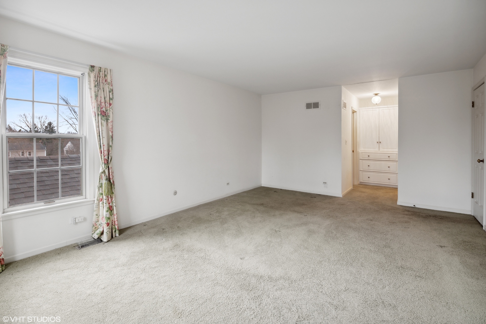 1050 South Ridge Road Lake Forest, IL 60045 - Photo 24 of 40 an empty room with windows