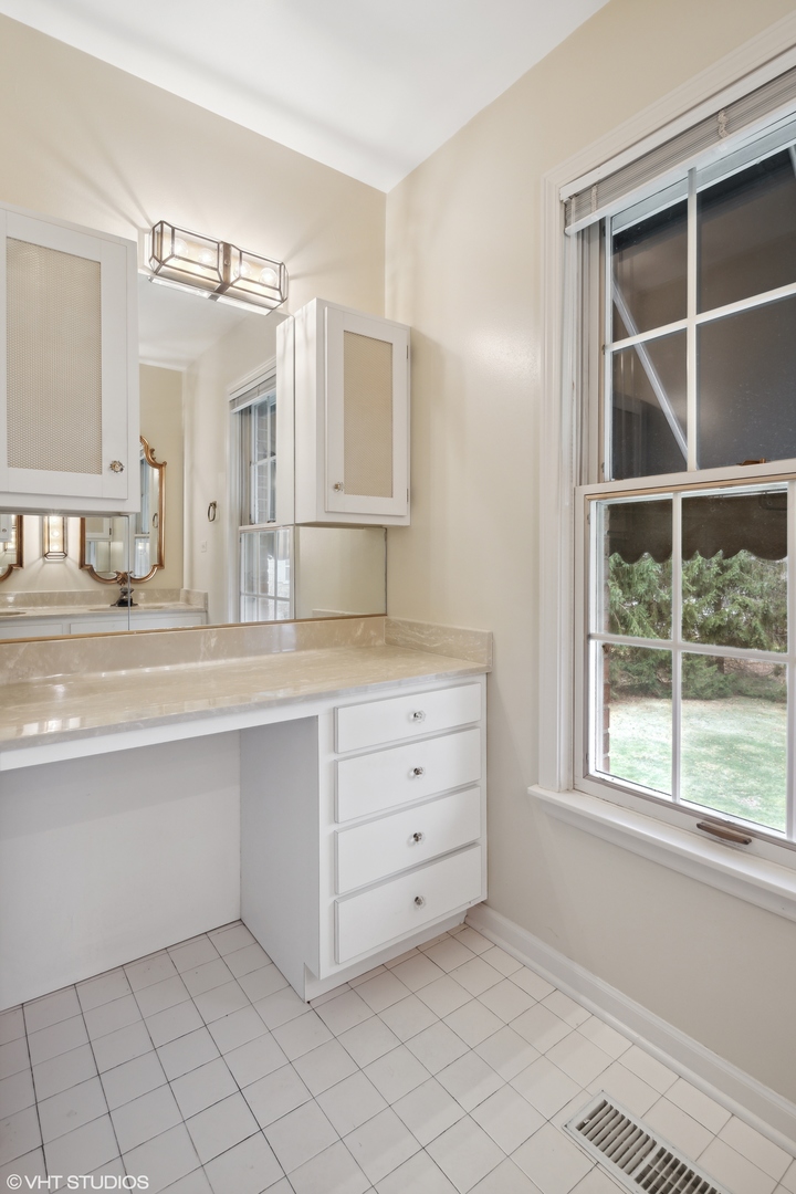 1050 South Ridge Road Lake Forest, IL 60045 - Photo 26 of 40 a room with mirror and window